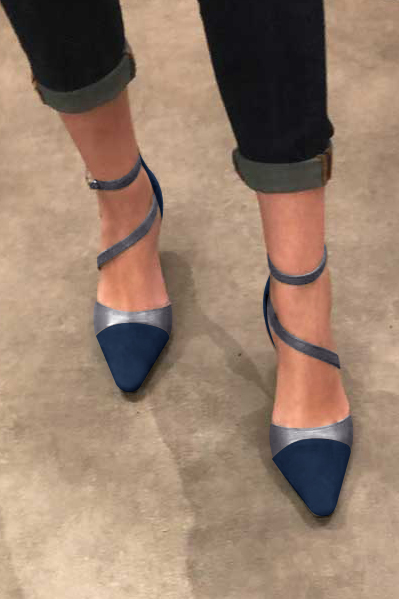 Navy blue women's open side shoes, with snake-shaped straps. Tapered toe. Medium spool heels. Worn view - Florence KOOIJMAN